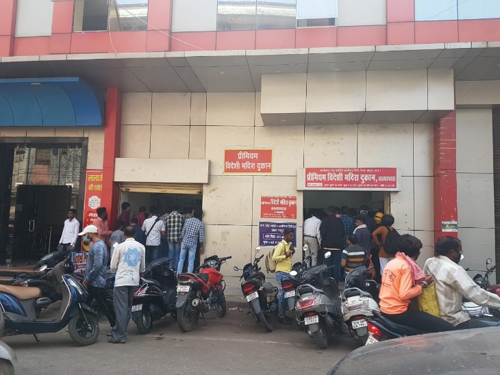 होली के बाजार में इस बार फिल्म पुष्पा वाली टीशर्ट : लिखा है-मैं झुकेगा नहीं मगर होली खेलेगा; शराब दुकानों में उमड़ी भीड़ होली पर शराब दुकान में भीड़ एमजी रोड पर।