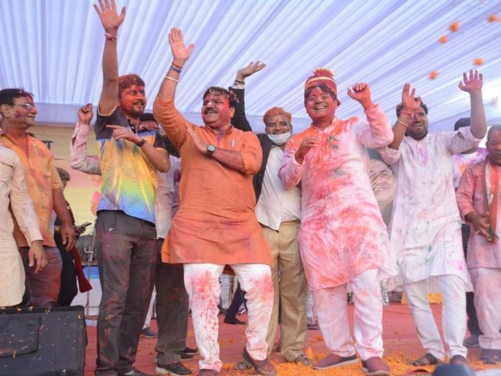 मुख्यमंत्री बघेल ने पत्नी को लगाया रंग, नगाड़ा बजाकर पूरी मस्ती में गाया छत्तीसगढ़ी फाग Chhattisgarh Crimes