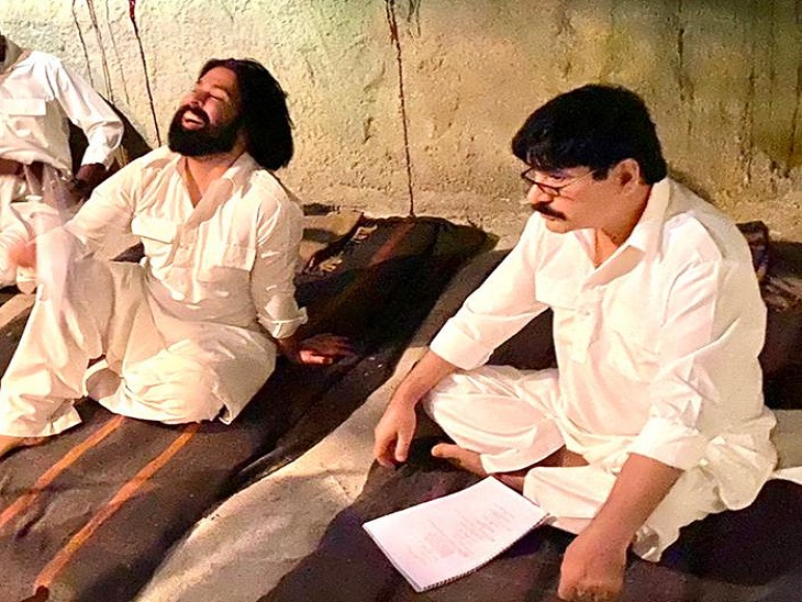 चश्मा लगाए बैठे हैं यशपाल, रायपुर में शूट के दौरान।