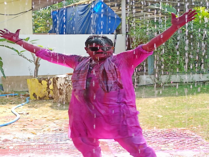 बिलासपुर में पर्यटन मंडल के अध्यक्ष और कांग्रेस नेता अटल श्रीवास्तव की मस्ती।