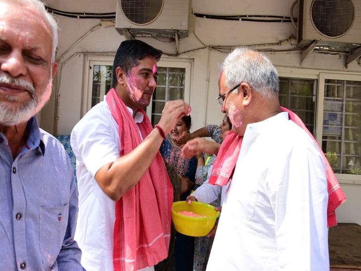 सीएम के बेटे ने उन्हें गुलाल लगाकर आशीर्वाद लिया।
