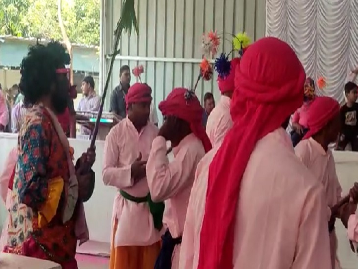 सीएम के भिलाई निवास में आदिवासी डांस भी हुआ। डांस के दौरान लोगों ने जमकर आनंद लिया।