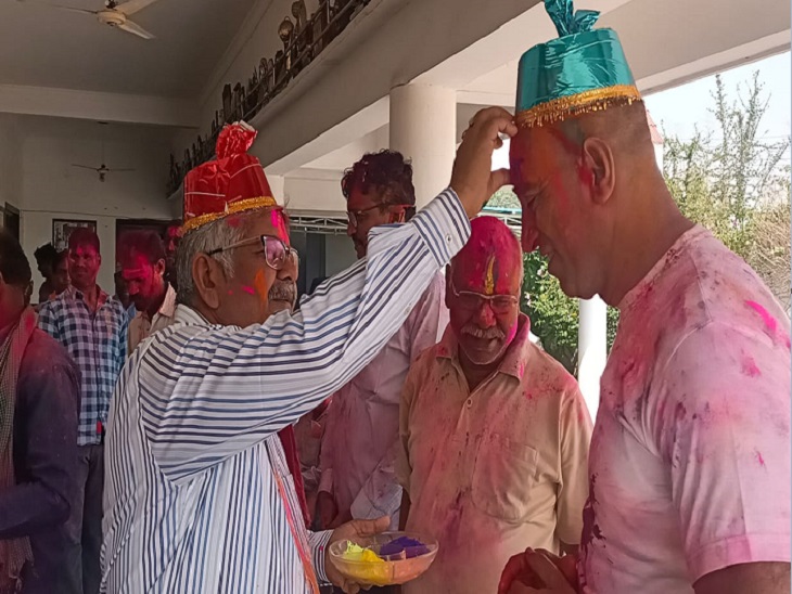 बिलासपुर में नेता प्रतिपक्ष धरमलाल कौशिक ने कार्यकर्ताओं को रंग और गुलाल लगाया। यहां बड़ी संख्या में बीजेपी कार्यकर्ता पहुंचे थे।