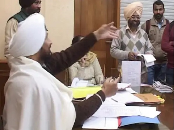 टॉस उछालकर पोस्टिंग का फैसला करते चन्नी