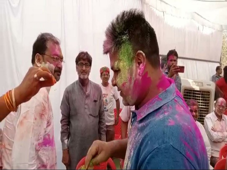 कांकेर में पुलिस अधिकारियों ने नेताओं संग मनाई होली। यहां सीएम के संसदीय सलाहकार राजेश तिवारी भी शामिल हुए।