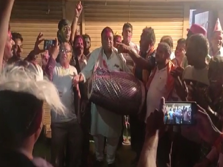 नारायण चंदेल ने जमकर ढोल भी बजाया। फाग गीत में गाते रहे।