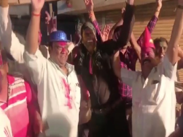 जांजगीर में बीजेपी विधायक नारायण चंदेल फाग गीत पर जमकर थिरके। इस दौरान कार्यकर्ताओं ने भी खूब डांस किया।