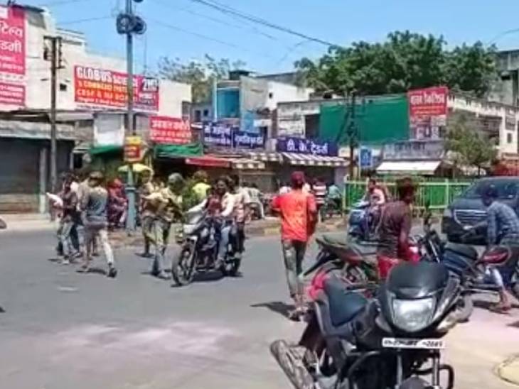 चौराहों पर भी दिखा उत्साह