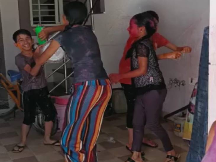 बच्चों ने भी जमकर खेली होली