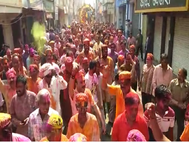 लोगों ने खूब उडा़ए गुलाल।