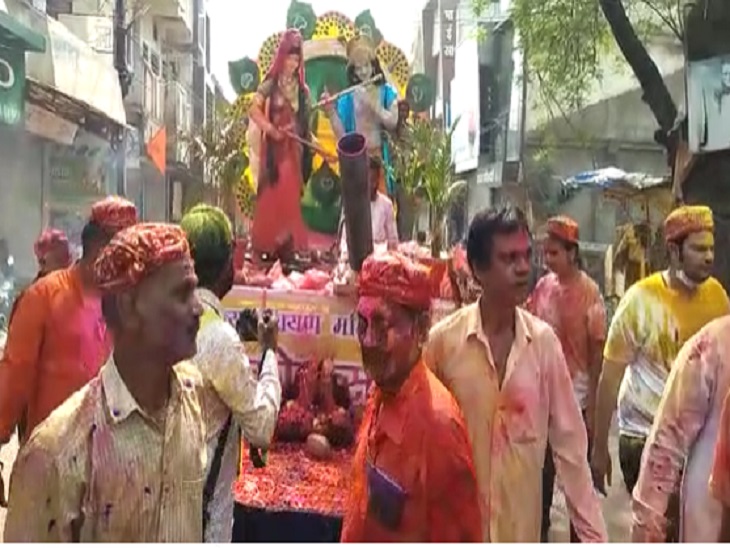 राजनांदगांव में भगवान कृष्ण की झांकी भी निकाली गई। लोगों ने जमकर डांस किया।