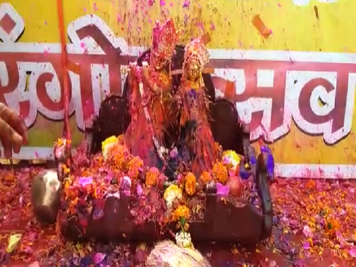 राजनांदगांव में पहले कान्हा को गुलाल लगाया गया। फिर पूजा अर्चना के बाद उनकी शोभायात्रा निकाली गई।