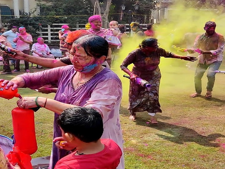 पिचकारी हुई तैयार, पीछे किसी ने उड़ाया गुलाल।