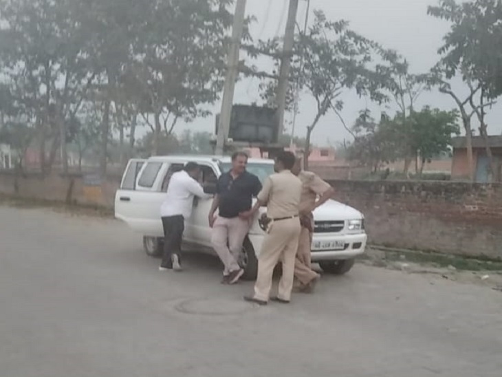 वारदात मे बाद गांव में तैनात पुलिस।