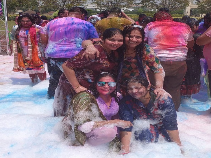आनंदम सोसाइटी में झाग वाली होली की मस्ती।