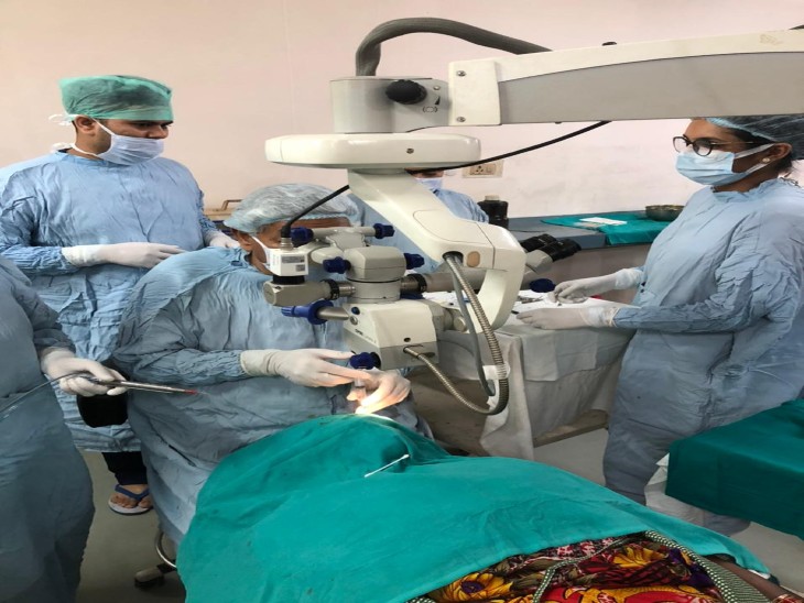 मनोहर दास नेत्र संस्थान की इमरजेंसी कक्ष में रंग से प्रभावित होकर लोग इलाज कराने पहुंचे। (फाइल फोटो) - Dainik Bhaskar