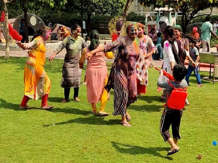 बच्चों के साथ मम्मीज की भी मस्ती।