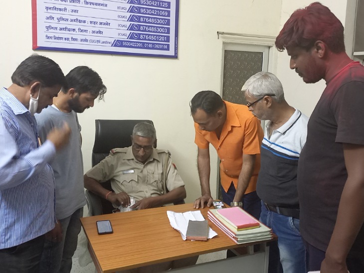 क्रिश्चियन गंज थाने में हत्या की शिकायत देते मृतक दिनेश का छोटा भाई राकेश और परिजन