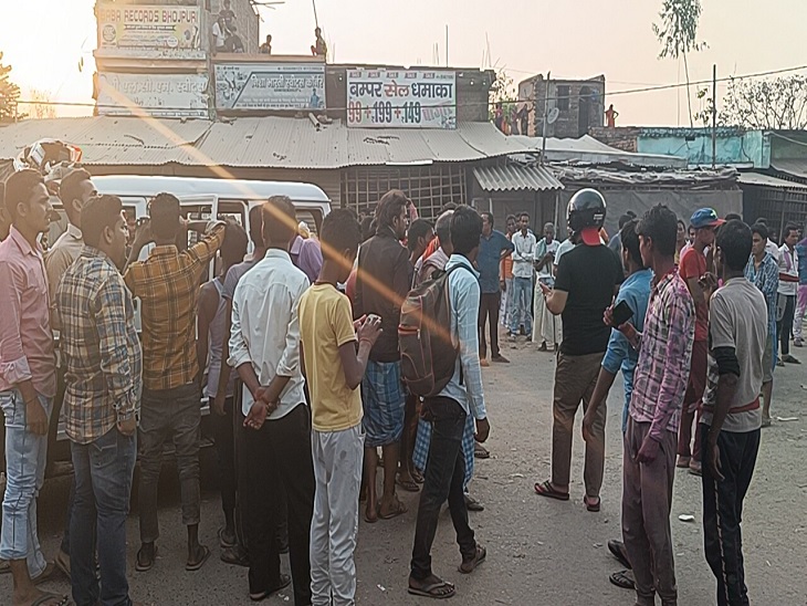 थाने के बाहर जमा आक्रोशित ग्रामीणों की भीड़।