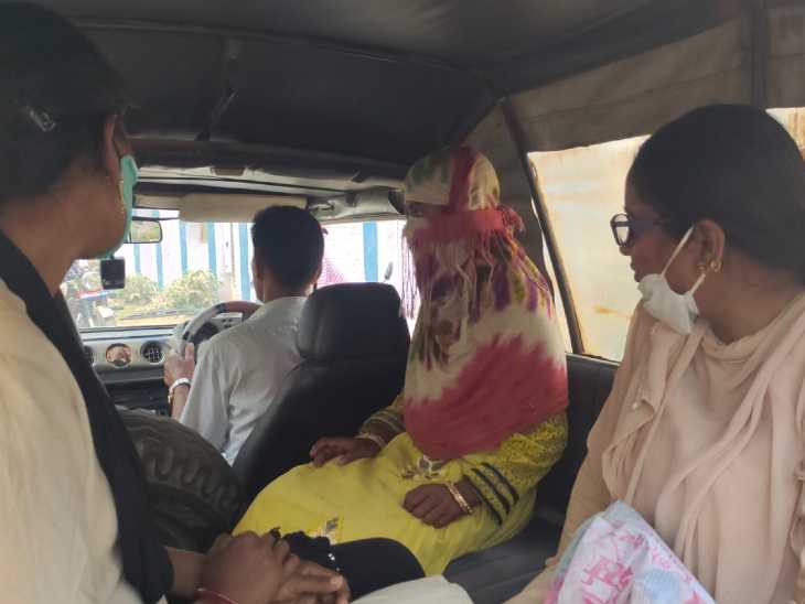 बयान दर्ज कराने कोर्ट ले जाती पुलिस टीम। - Dainik Bhaskar