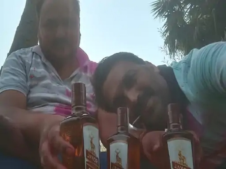 शराब की बोतल के साथ सेल्फी लेते पैक्स अध्यक्ष।