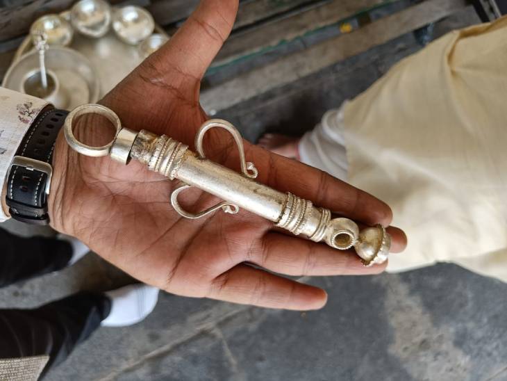 चांदी की पिचकारी।