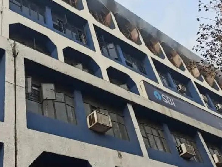 बैंक में अचानक लगी आग