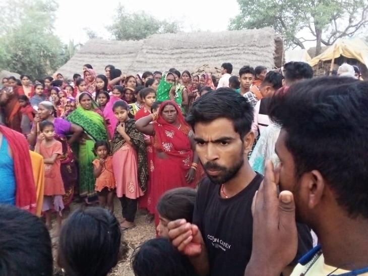 सूचना मिलने ेक बाद गांव के लोग घर के आसपास जुट गए।