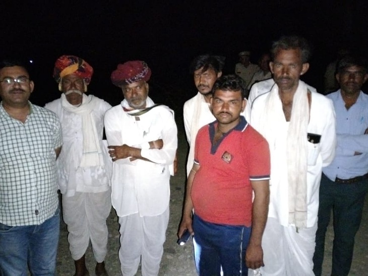 लाश मिलने के बाद मौके पर मौजूद एसडीएम व ग्रामीण