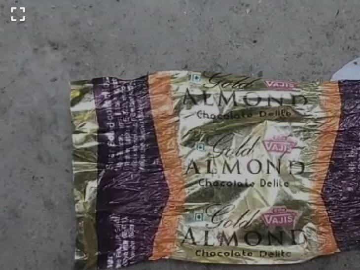 इन टॉफियों को खाने से हुई बच्चों की मौत। इन पर बैठी मक्खियों की भी मौत हो गई।