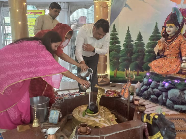 एग्जाम के पहले दिन बोर्ड परिसर में पूजा करते बोर्ड प्रशासक व अन्य अधिकारी।