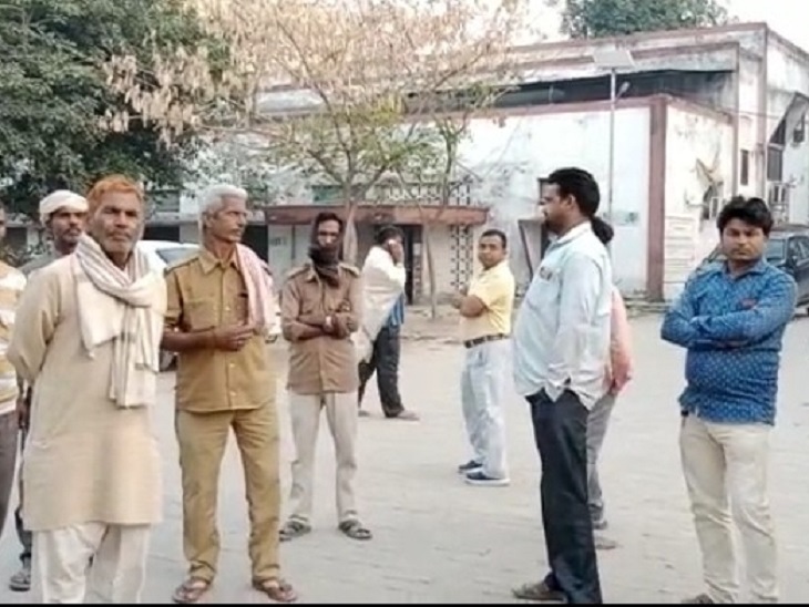 मामले की जांच करती पुलिस। - Dainik Bhaskar