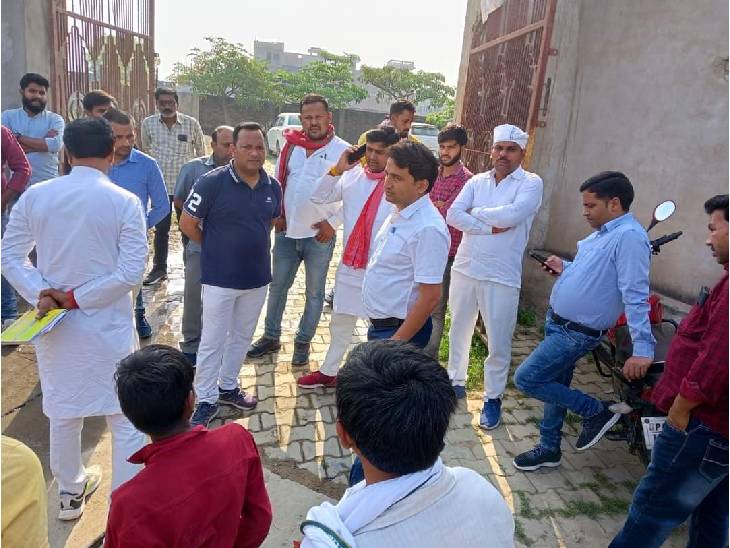 अस्पताल के बाहर खड़े सपा एमएलसी प्रत्याशी के समर्थक और प्रशासन के अधिकारी।