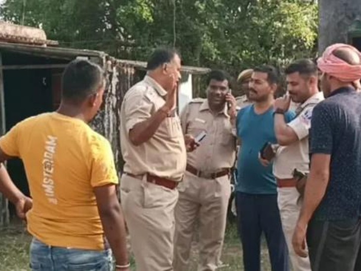 बंगाल में छापेमारी करती पुलिस की टीम।