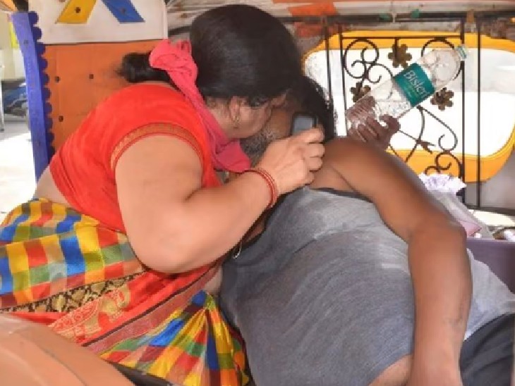 यह तस्वीर आगरा की है, जिसने पूरे देश को झकझोर कर रख दिया था। कहीं भी बेड नहीं मिलने के कारण महिला पति को मुंह से सांस देती रही, लेकिन उन्हें बचा नहीं पाई।