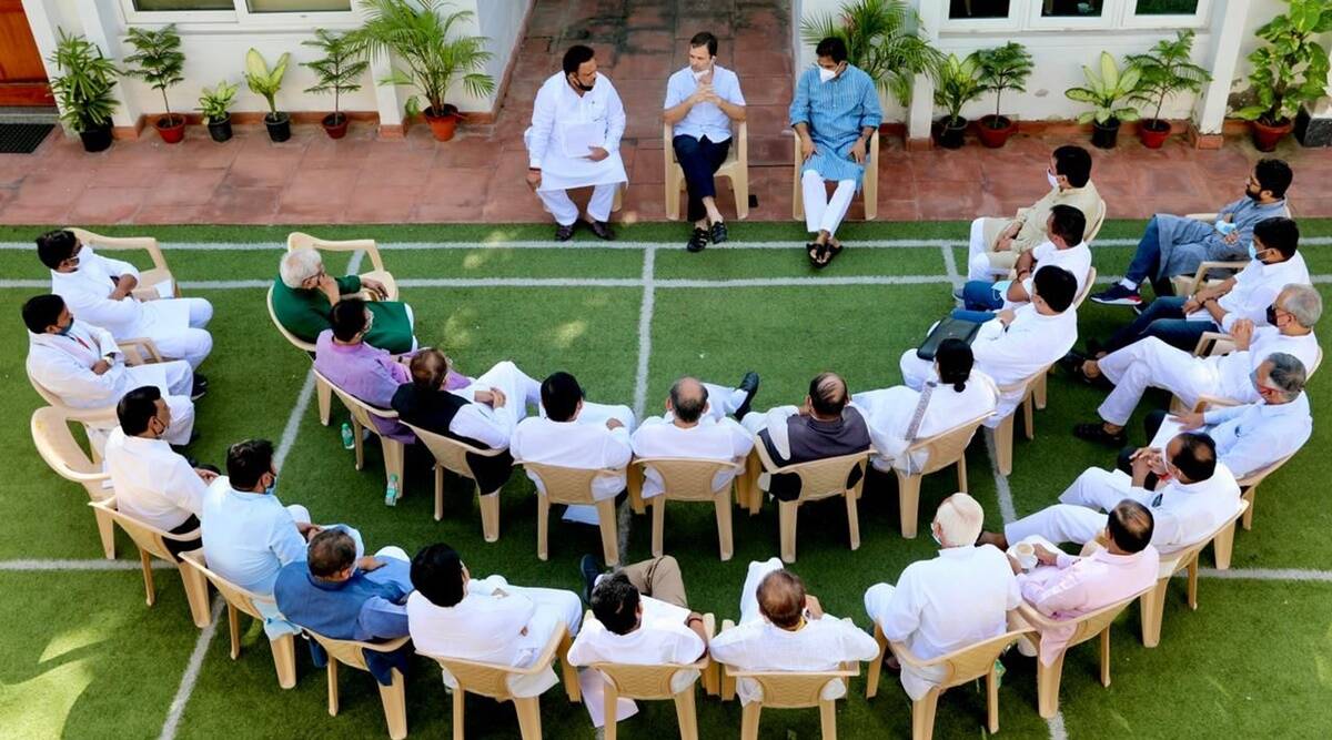 सूत्रों के मुताबिक गुजरात कांग्रेस की बैठक में कुछ नेताओं ने पीके के साथ काम करने की इच्छा जताई।