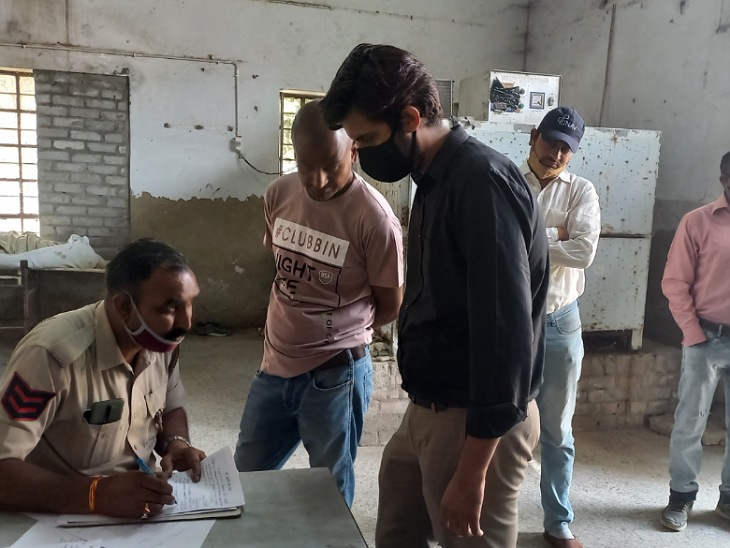 मोर्चरी में पोस्टमार्टम की कार्रवाई करते अलवर गेट थाना पुलिस