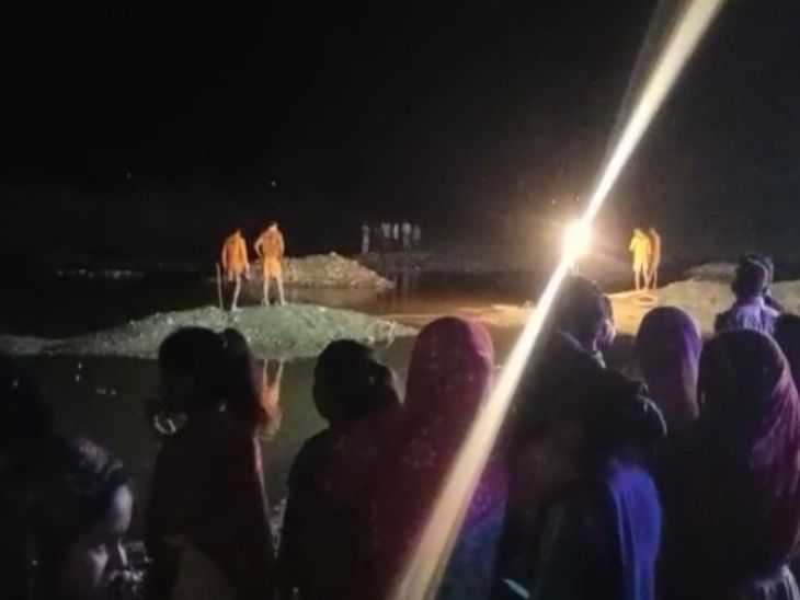 रात को तालाब में शव ढूंढने के लिए की जा रही मशक्क्त।