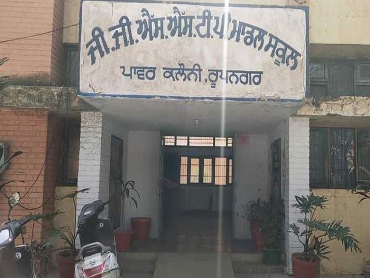 इसी स्कूल को नीलाम करने का इश्तिहार जारी किया गया है