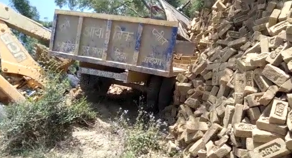 रफ्तार ज्यादा हाेने की वजह से ट्रैक्टर ट्राली अचानक से खाई में पलट गई।
