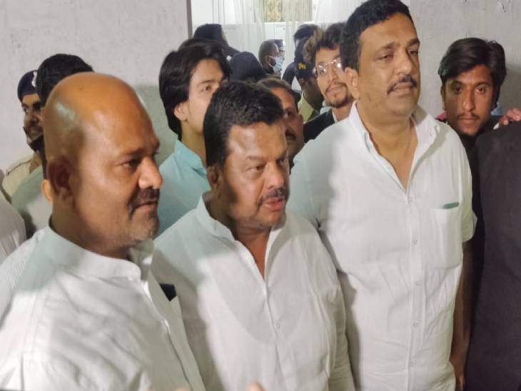 बाएं से महेश परमार, मुकेश भाटी और हेमंत चौहान।