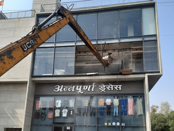 निगम टीम ने हटाया अवैध हिस्सा