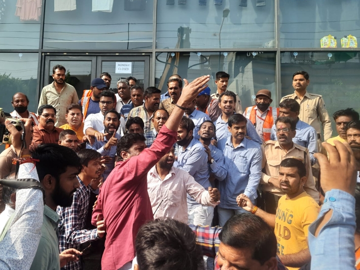 होता रहा विरोध