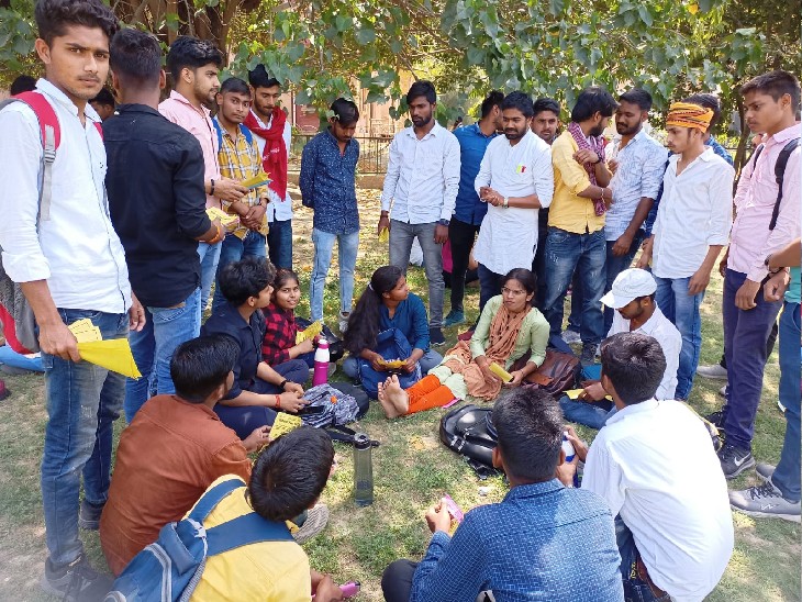 छात्रसंघ भवन के बाहर धरना देते छात्र। - Dainik Bhaskar