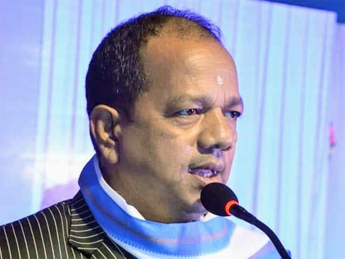 बंगाल में बम हमले की चपेट में ममता सरकार के मंत्री जाकिर हुसैन भी आ चुके हैं।