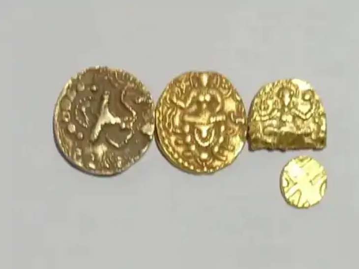 20 मार्च को खेत में एक महिला को तीन सोने के प्राचीन सिक्के मिले थे।