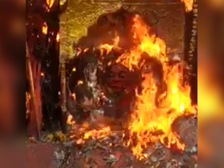 माता का श्रृंगार, चुनरियां, धागे और पूजा सामग्री सब राख हो गए, प्रतिमा को  कुछ नहीं हुआ | Idana mata File Udaipur, Mother's make-up, chunaris, threads  and worship materials all turned to