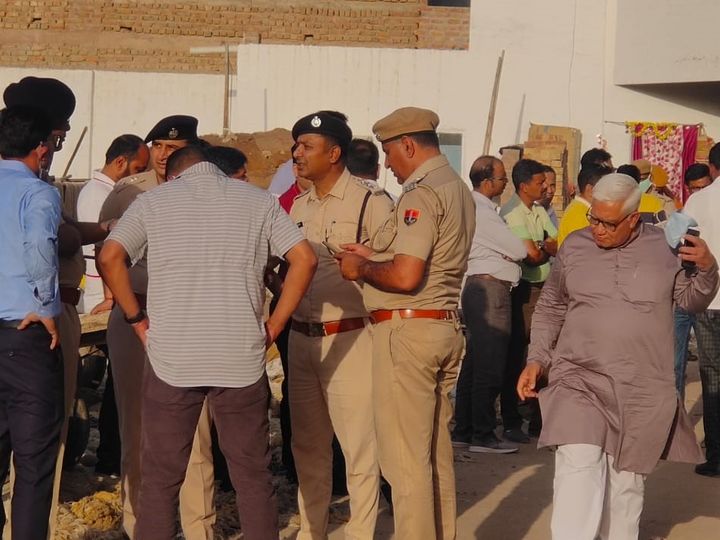 वूलन मिल में हादसे के बाद जांच करने के लिए पहुंचे पुलिस अफसर।