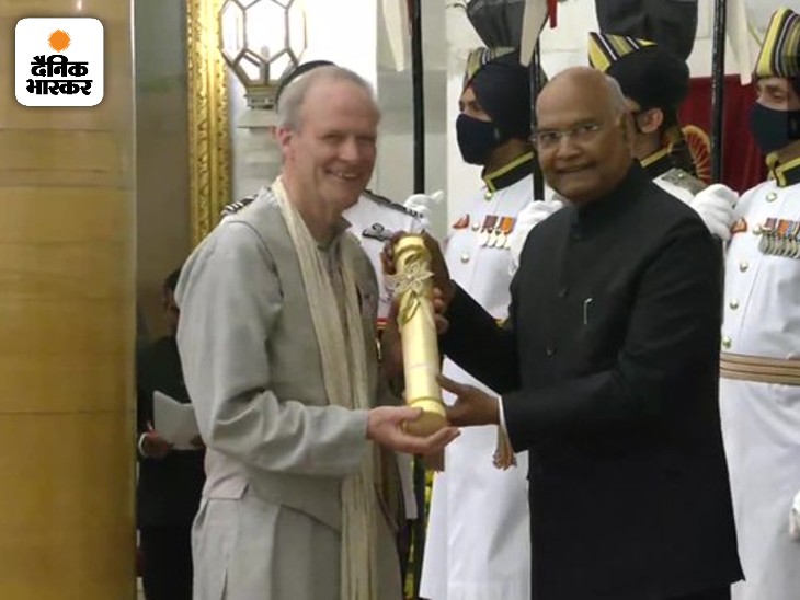 आयरिश स्कूलों में संस्कृत को लोकप्रिय बनाने के लिए आयरलैंड के प्रोफेसर रटगर कोर्टेनहॉर्स्ट को पद्मश्री पुरस्कार दिया गया।