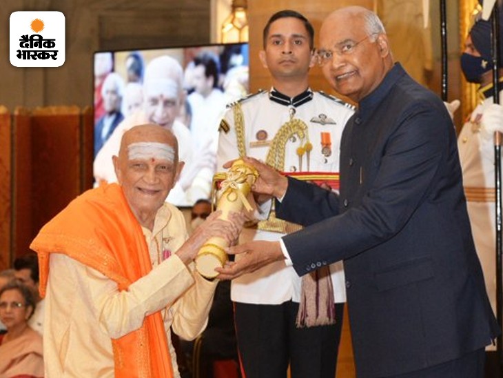 राष्ट्रपति कोविंद ने कला के लिए श्री एच.आर. केशवमूर्ति को पद्मश्री प्रदान किया।